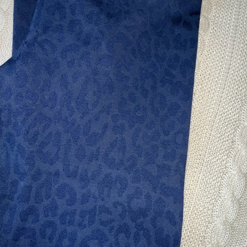 Avocado Yoga Leo Stripe V-Back Legging Maritime Blue  Size M/L NWT - Picture 4 of 10